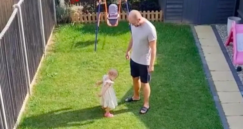 Amit az apa tanít a kislányának a kertben, milliók szívét olvasztja meg - Videó